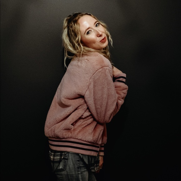 Meet your Posher, Courtney - Picture 8 of 8